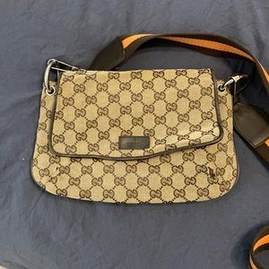 Gucci crossbody. It has been loved. Shows the wear in the picture. Perfect size!